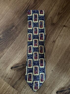 Men's Geometric Pattern Necktie in Yellow, Navy & Red Dona